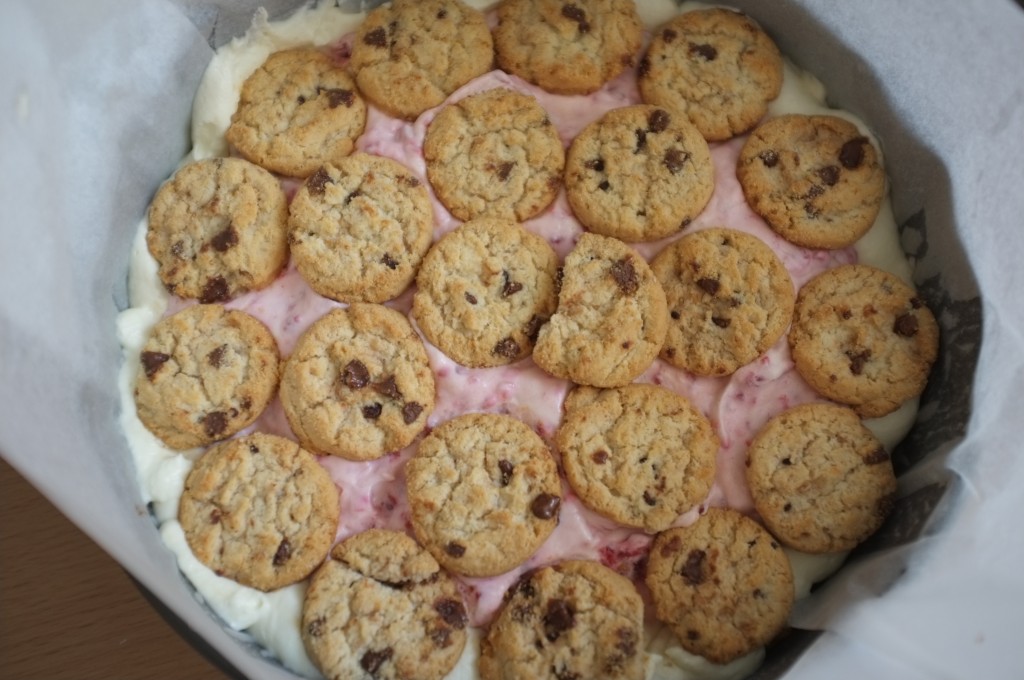 la crème fleurette à la framboise est déposée au centre du gâteau et recouverte d'une couche de cookies sans gluten