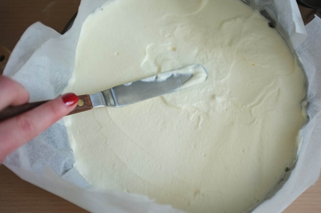 Le reste de la crème fouettée est déposée sur les cookies et lissée à la spatule.