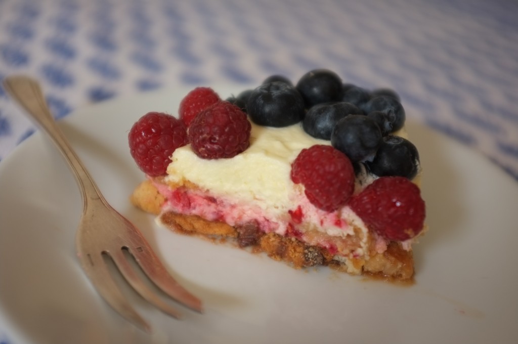 Une part de gâteau patriotique sans gluten, on aperçoit les cookies, la crème fouettée à la framboise, la crème fouetté vanille et les fruits...