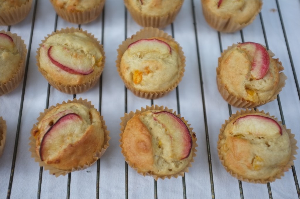 les muffins sans gluten à la pèche refroidissent sur une grille