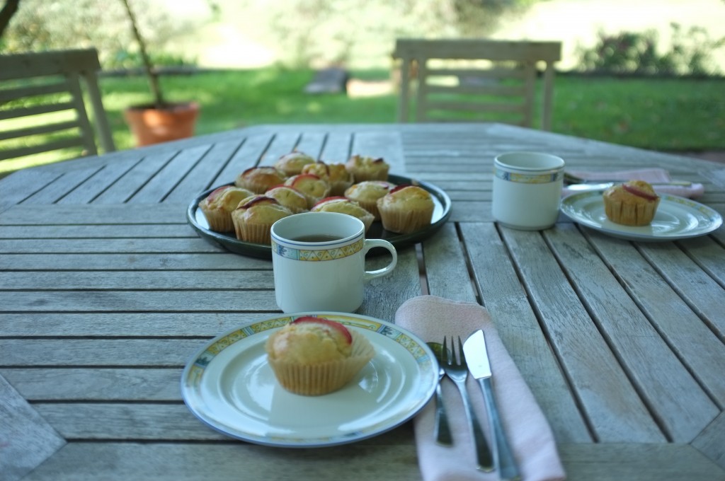 les muffins à la pèche sans gluten et sans lactose pour le petit déjeuner en Provence