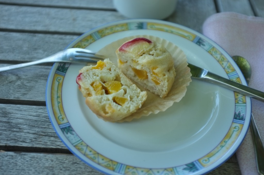 On apperçoit dans la pâte sans gluten les petits morceaux de pèches jaunes