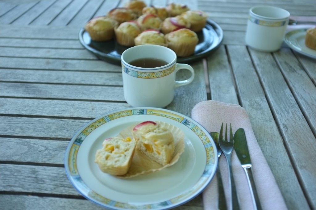 les muffins à la pèche sans gluten et sans lactose  pour le petit déjeuner provençal