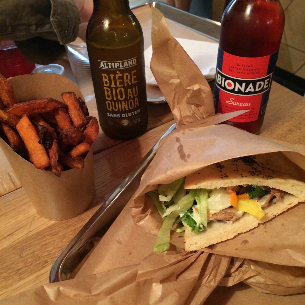 notre table sans gluten, kebabs, frites de patate douce, limonade pour moi et William et bière sans gluten pour mon mari.