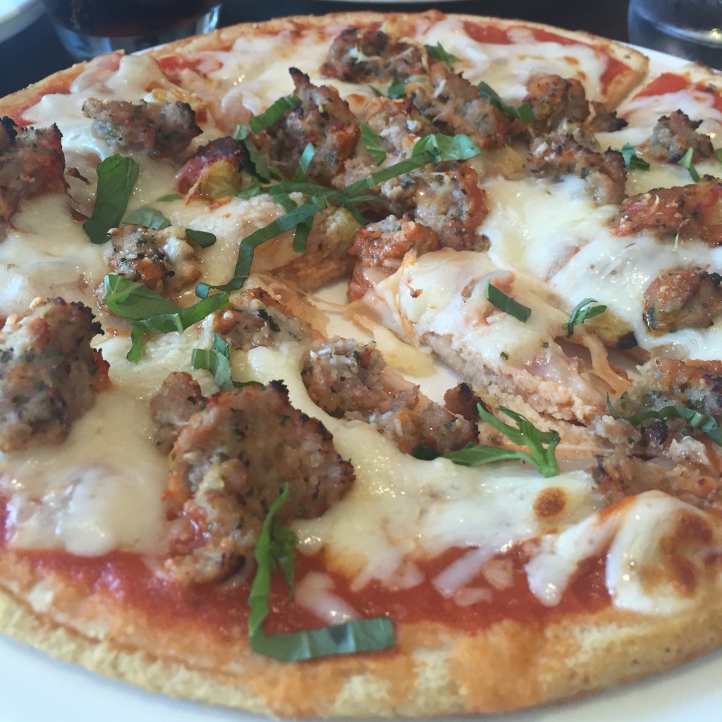 La Pizzette de mon mari, la "Cippolle": boulette de viande maison, oignos caramélisés, tomate, mozzarella et herbes fraiches