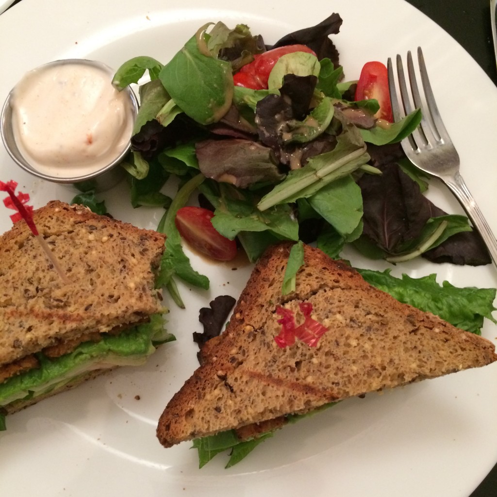 mon sandwich sans gluten du Candle Café. un classique avocat, tomate, salade et tofu grillé avec du pain sans gluten aux céréales.