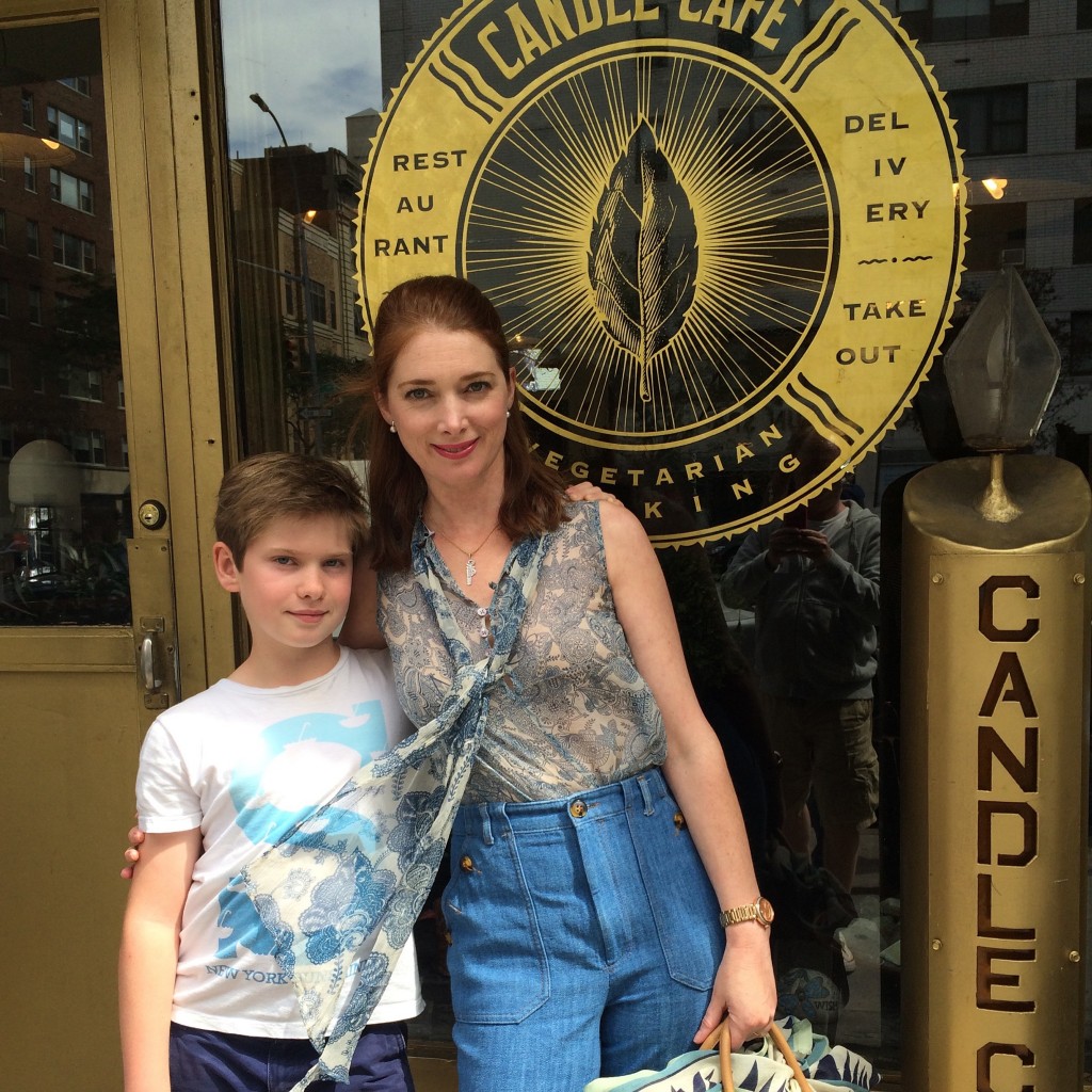 William et moi devant le Candle Café, cantine de quartier pour les sans gluten et végétariens