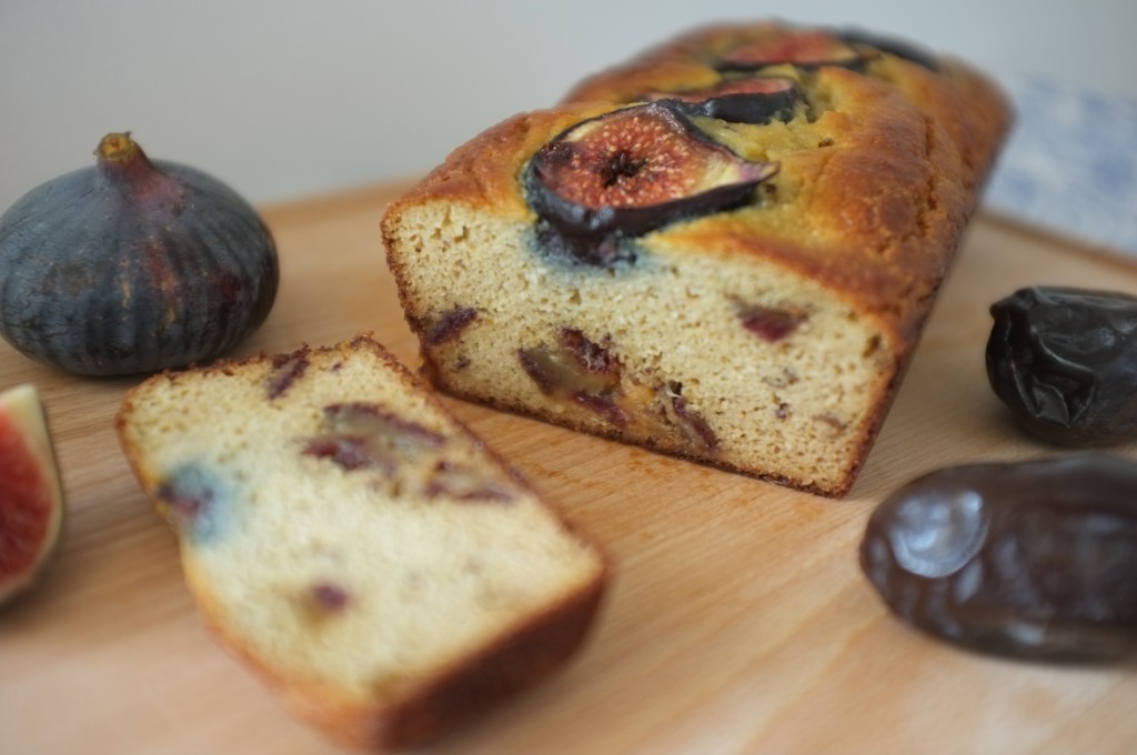 dans la tranche du pain sans gluten, on apperçoit les généreux morceux de figues fraiches