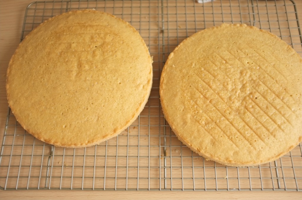 Les deux gâteaux sans gluten refroidissent sur une grille avant d'être garnis