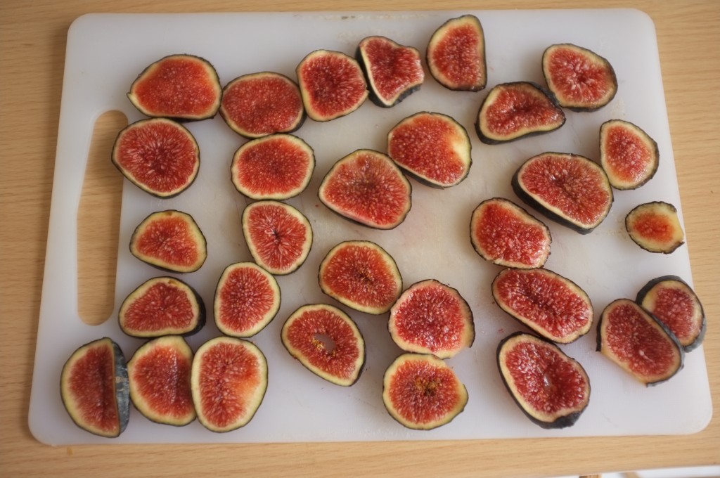 Les belles figues coupées en fines lamelles