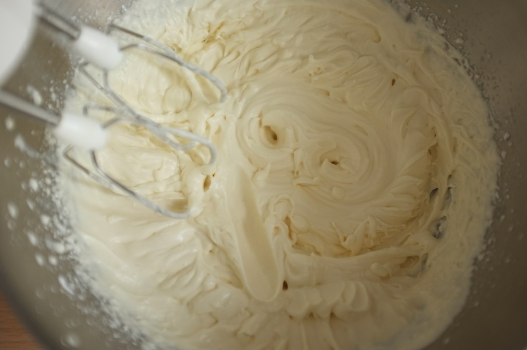 La crème fleurette est battue en chantilly, avec une pointe de vanille.