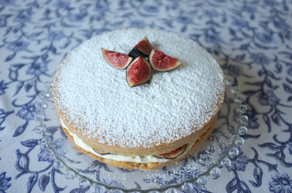 Le gâteau sans gluten à deux étages aux fruits d'automne