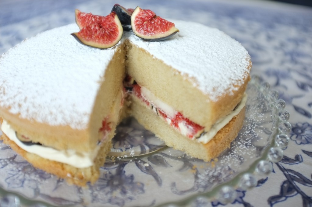 On apperçoit les fruits d'automne et la chantilly maison entre les deux étages du gâteau