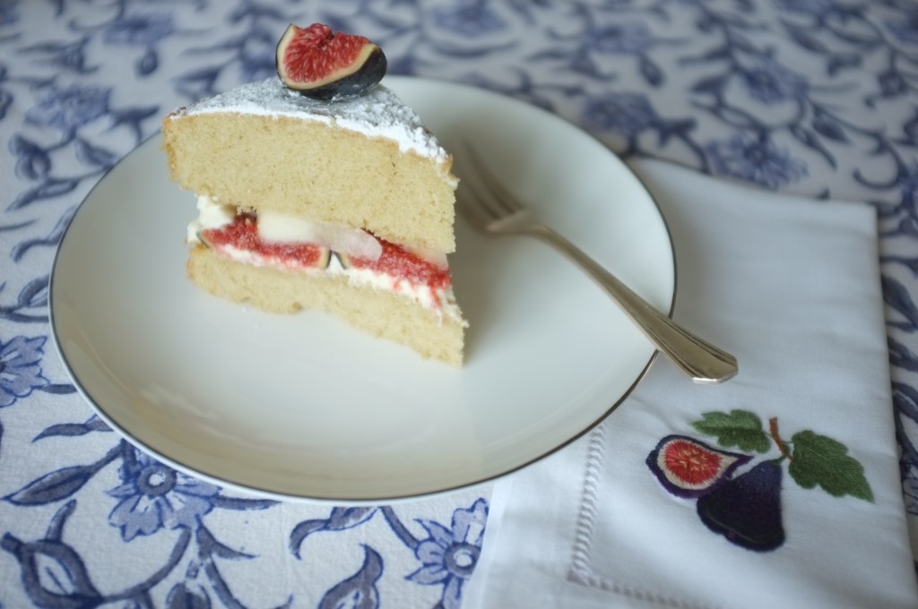 une part du gâteau sans gluten deux étages aux fruits d'automne