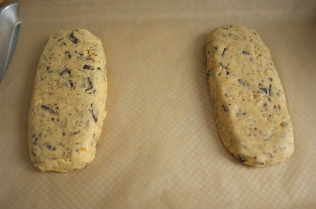 Les deux pains sans gluten avant la première cuisson des biscotti. Je les ai un petit peu trop applati...