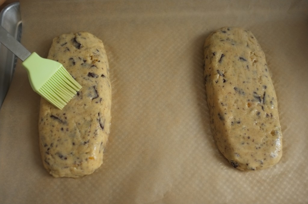 Les pains de biscotti sont badigeonnés d'un blanc d'oeuf battu