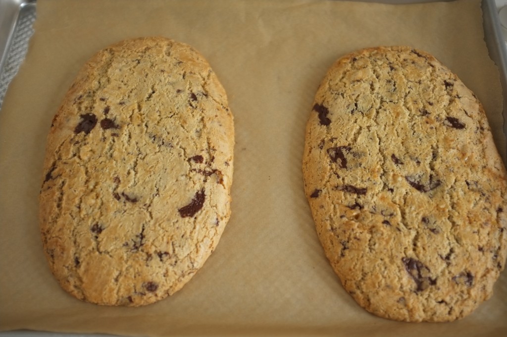 ...du coup ils se sont un peu étalé à la cuisson...Mais ma cuisine embaume le chocolat noir et l'orange.