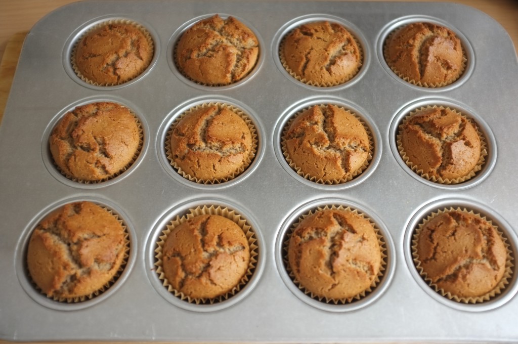 Les muffins sans gluten au sarrasin à la sortie du four, tout gonglés, tout dorés et qui embaume le citron.