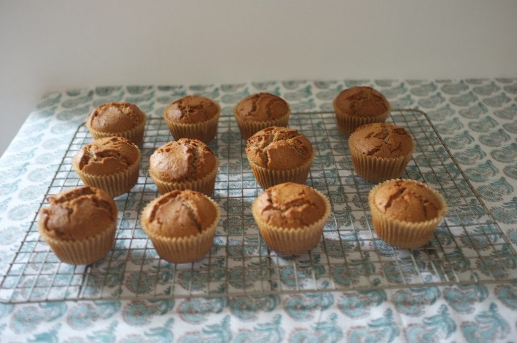 Les petits muffins sans gluten au sarrasin refroidissent sur une grille