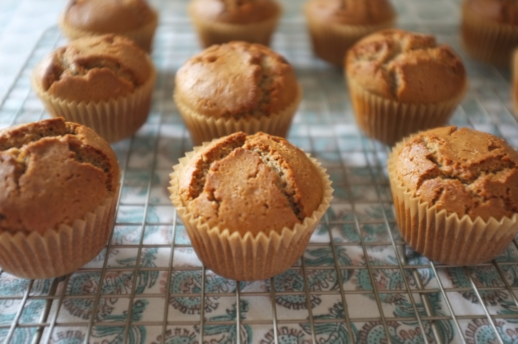 Les muffins sans gluten au sarrasin sont croustillants sur le dessus et d'une mie tendre à l'intérieur, parfait comme petits pains du matin;