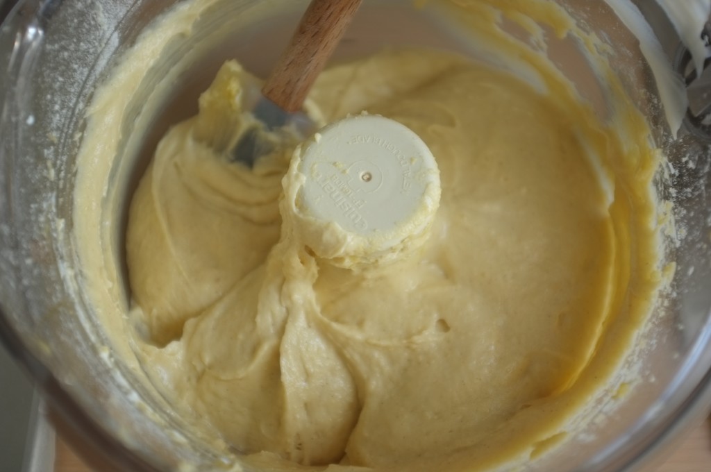 La pâte sans gluten de ce gâteau est crémeuse et d'une belle couleur vanille