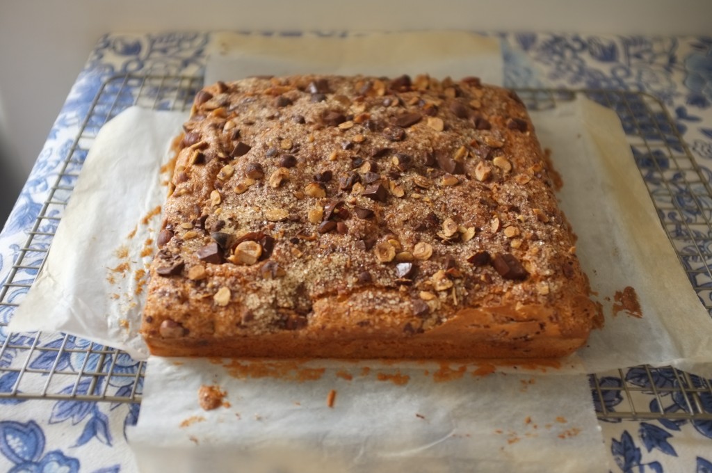 le gâteau chocolat, noisette et cannelle refroidi tranquillement sur une grille.