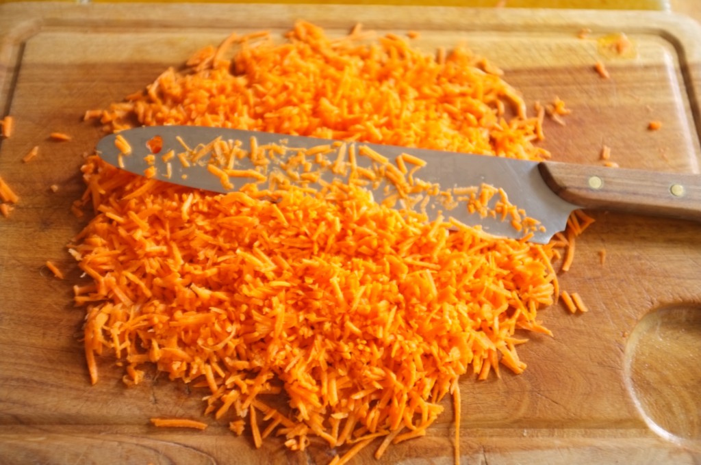 Comme j'ai rappé les carottes à la machine, je les  hache e,core un peu pour vraiment obtenir de la carotte hachée très finement.