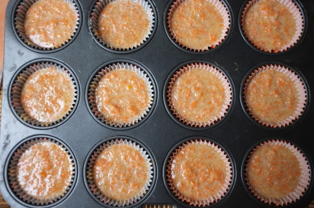 La pâte sans gluten est liquide mais d'une magnifique couleur orange.