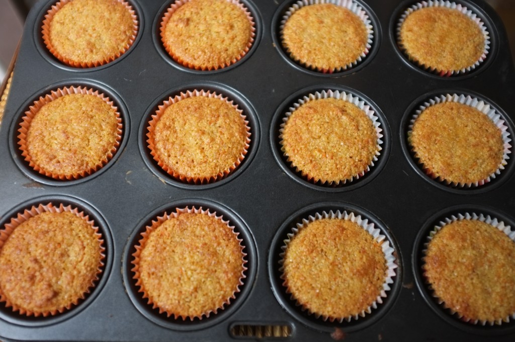 Les muffins sans gluten orange carotte pour Halloween 2015 à la sortie du four.