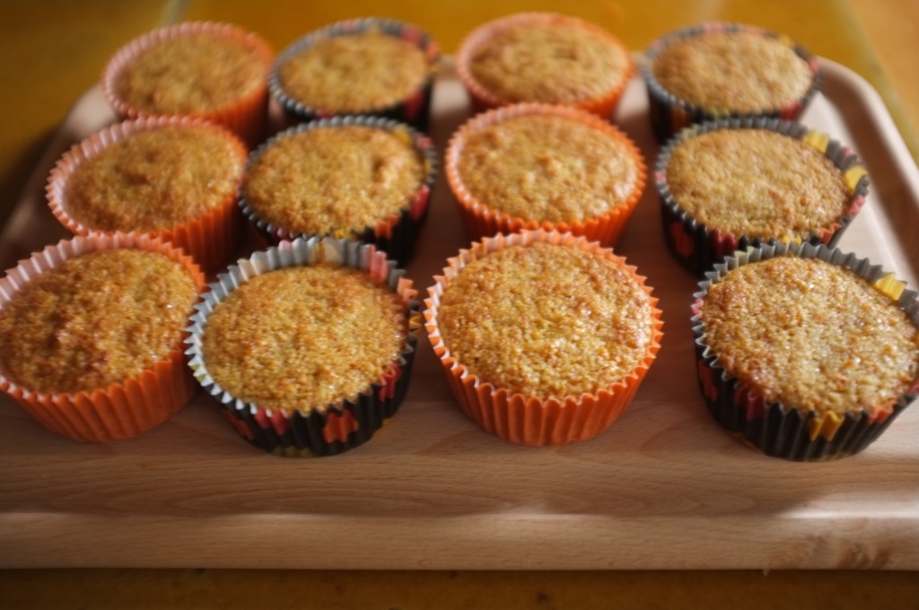 Les muffins sans gluten refroidissent complètement avant d'être glacé.