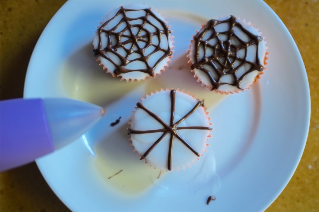 Pour décorer les muffins, un simple glaçage au sucre glace et du chocolat noir pâtissier fondu