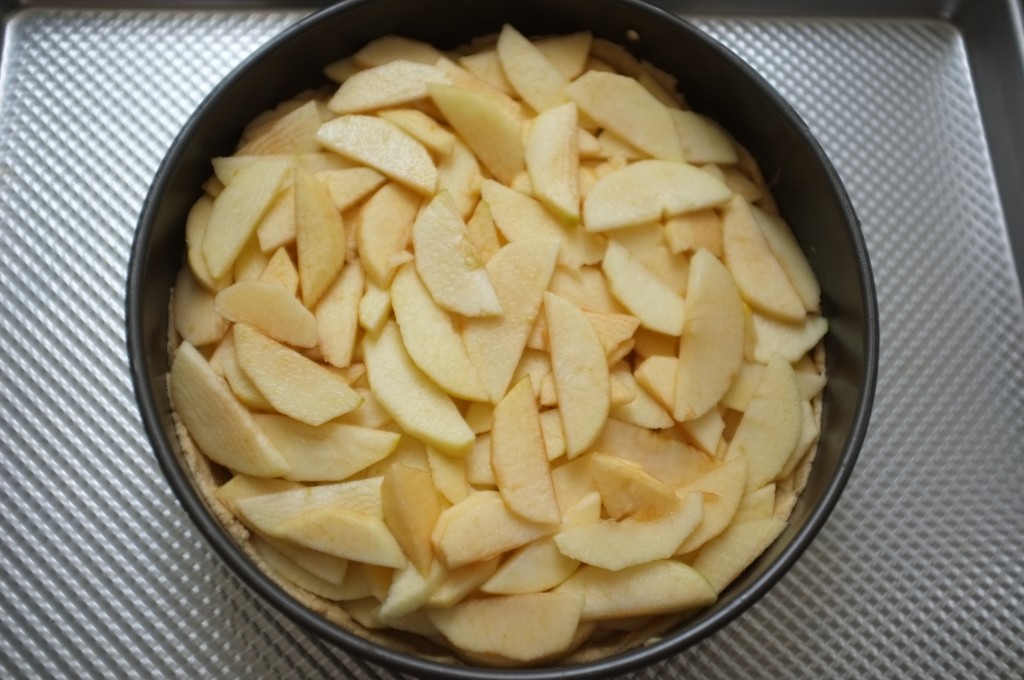 Le gâteau aux pommes sans gluten prend forme