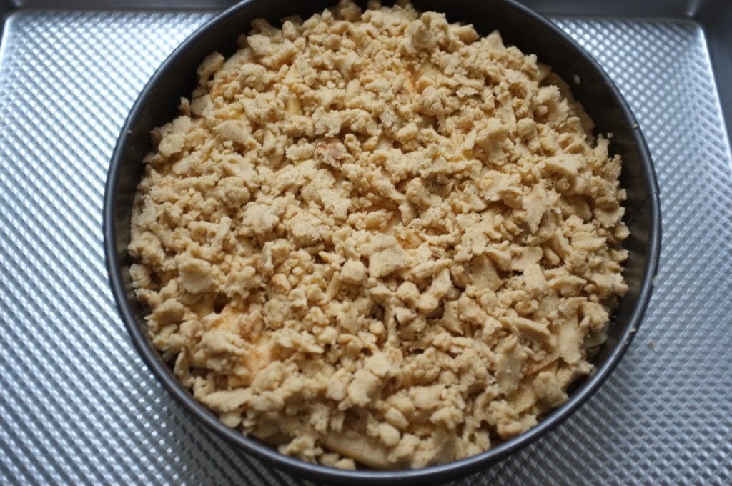 Le reste de la pâte sans gluten est saupoudré aux dessus des pommes comme pour un crumble