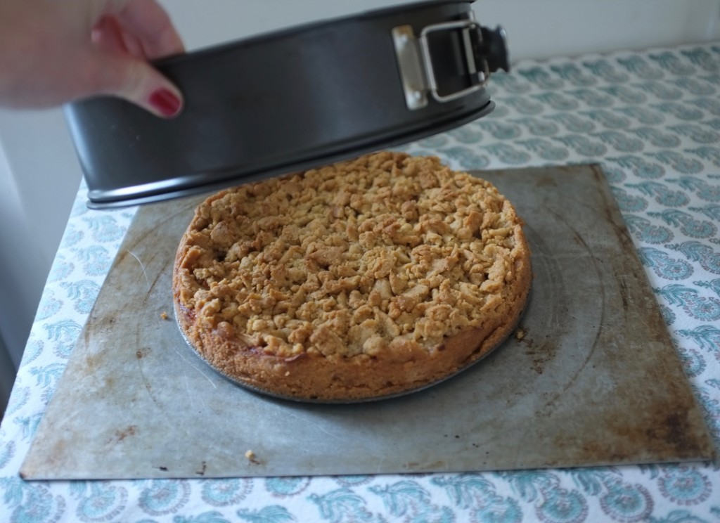 Le bord amovible du moule est enlevé, le gâteau aux pommes reste bien en forme.