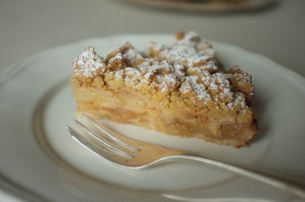 Le gâteau aux pommes sans gluten, une fine pâte au fond, beaucoup de pomme et une léger crumble sur le dessus...