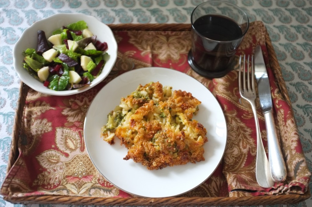 Mon plateau repas avec les pâte brocoli et cheddar et une petite salade avec bétrave et pomme verte