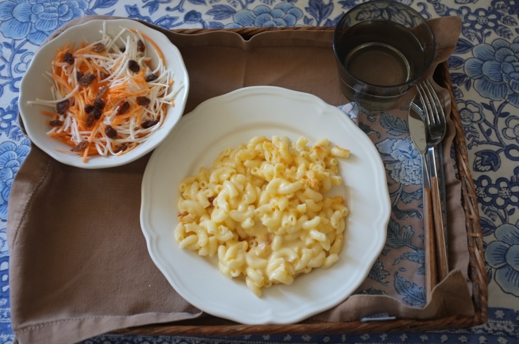 Les mac & chesse sans gluten de Amys' Kitchen avec une petits salade de carotte et celeri râpés