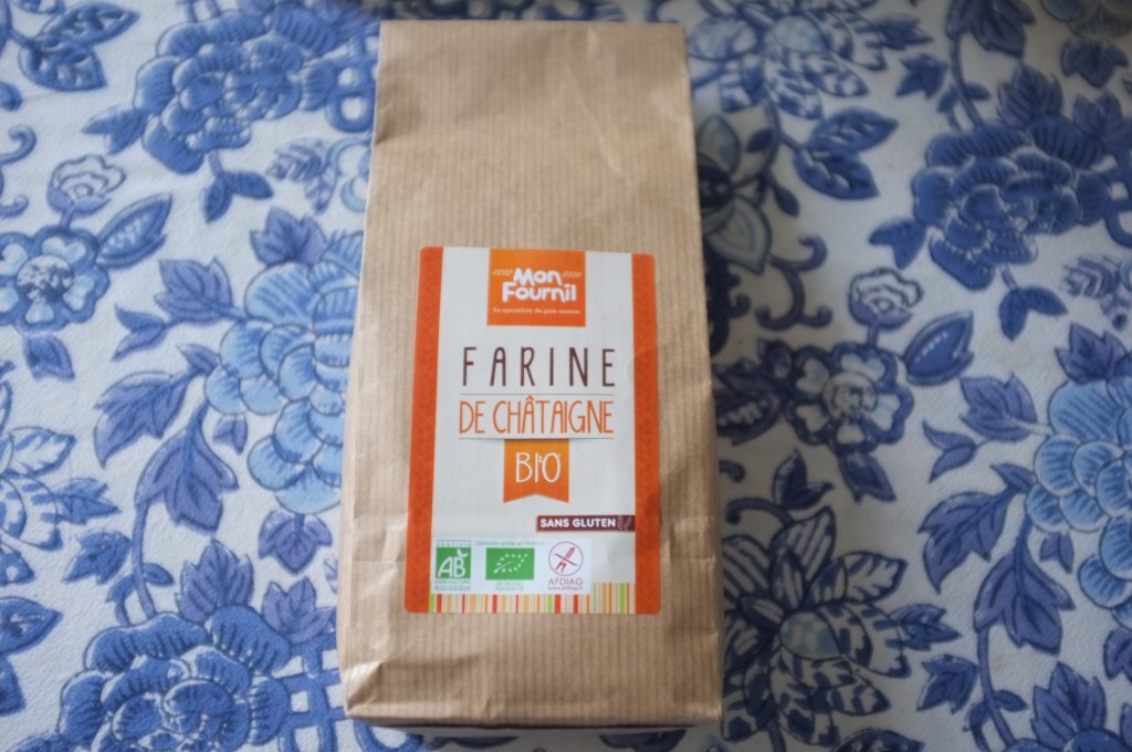 La farine de châtaigne, de la marque Mon fournil est certfifée sans gluten et sent délicieusement bon.