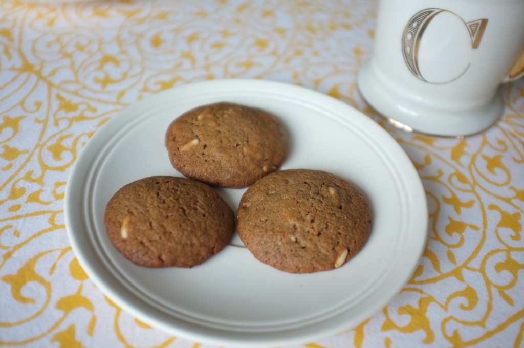 Les snickerdoodles à la châtaigne et aux pignons, que l'on apperçoit dans la pâte.