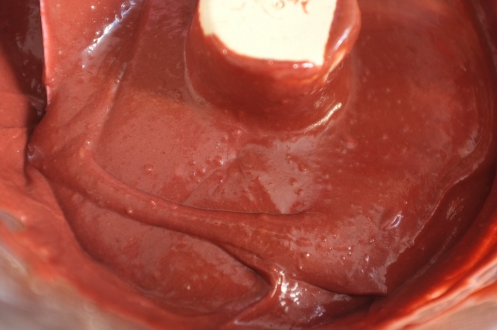 Le colorant rouge donne au cacao noir une forte intensité.