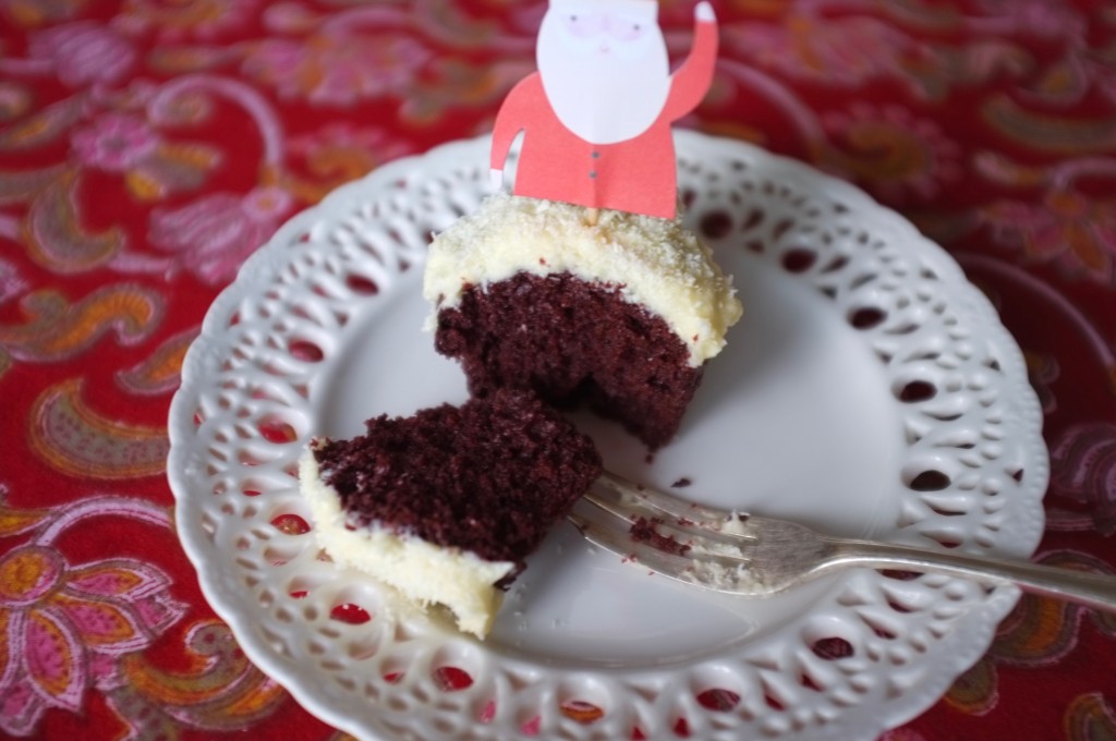 L'intérieur du cupcake Red Velvet n'est pas complètement rouge, mais d'une belle intensité...