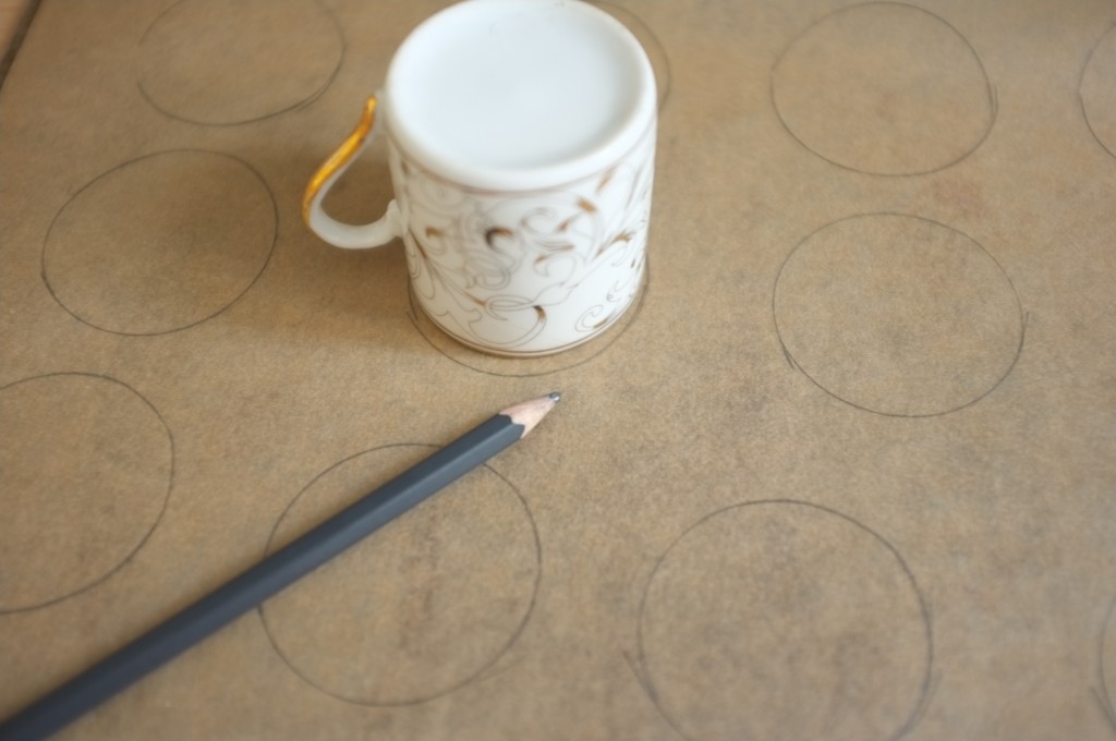 Pour obtenir des choux de même taille, je dessine à l'enver du papier des petits cercles qui seront mon modèle.