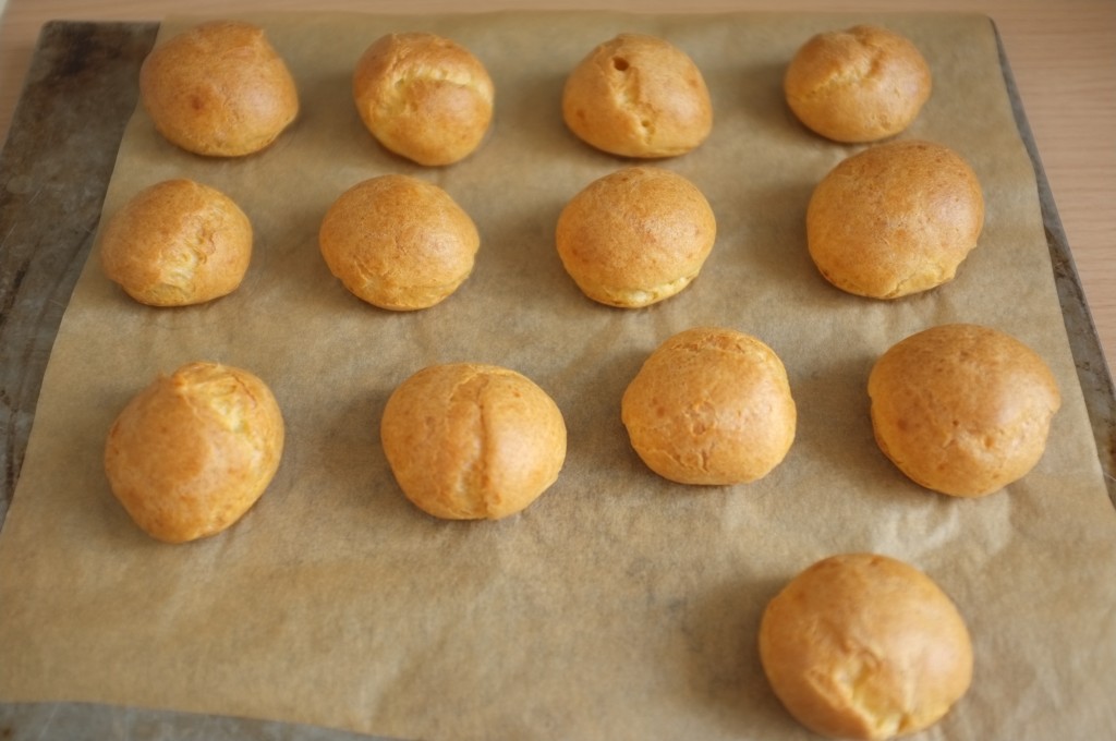 les petits choux sans gluten à la sortie du four, tout gonflés et tout dorés.