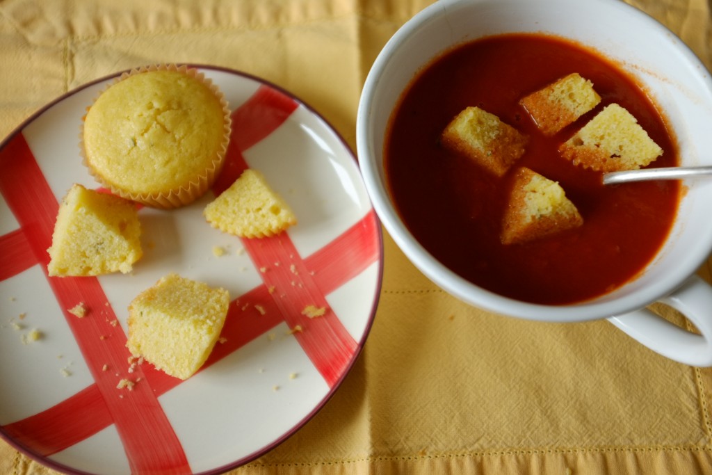 Le velouté de tomate m'a inspiré une des premières recette du blog, les muffins sans gluten au maïs et cheddar pour l'accompagner.