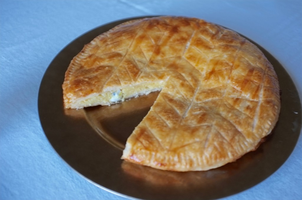 Oups! j'ai coupé juste sur la fève...heureusement , le plus jeune, celui qui donne les part est bien caché sous la table!