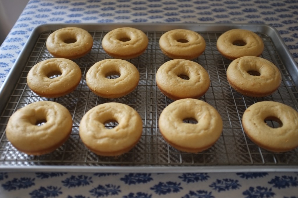 Les Donuts des Rois sans gluten refroidissent avant d'être décorés.