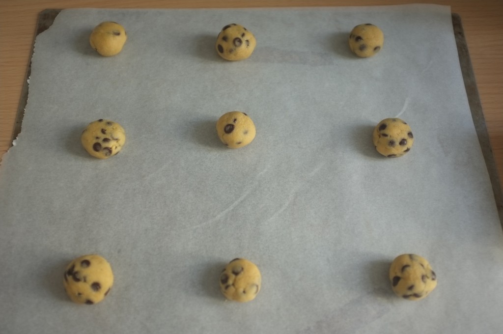 les petites boules de pâte à cookies sans gluten avant d'être enfournées.