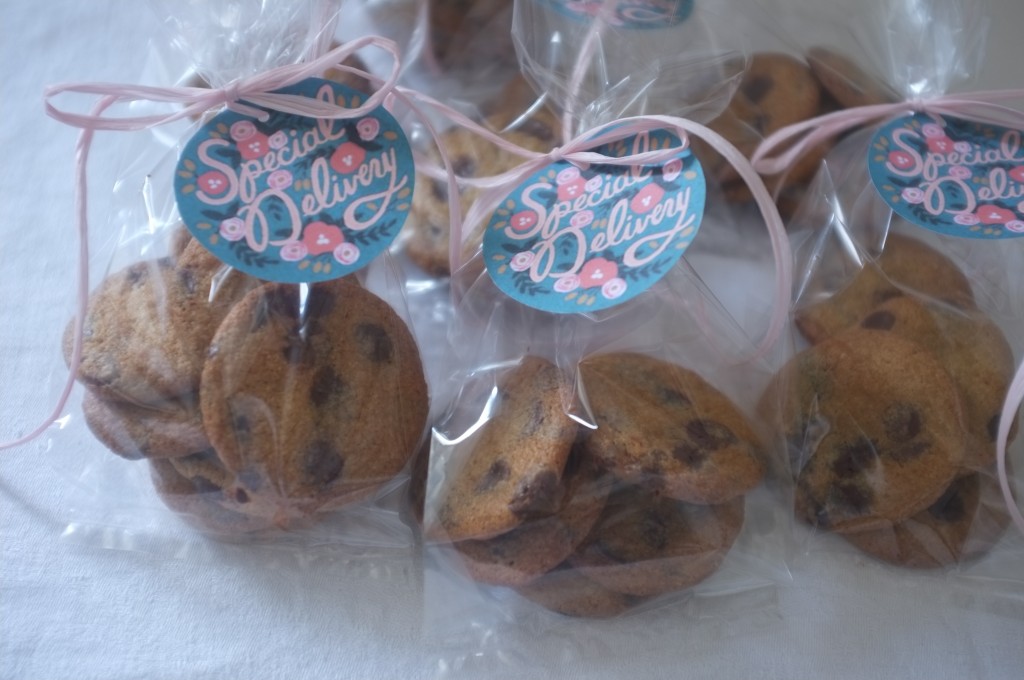 Les cookies sans gluten aux pépites de chocolat de William, en petits sachets pour être offert aux voisins.