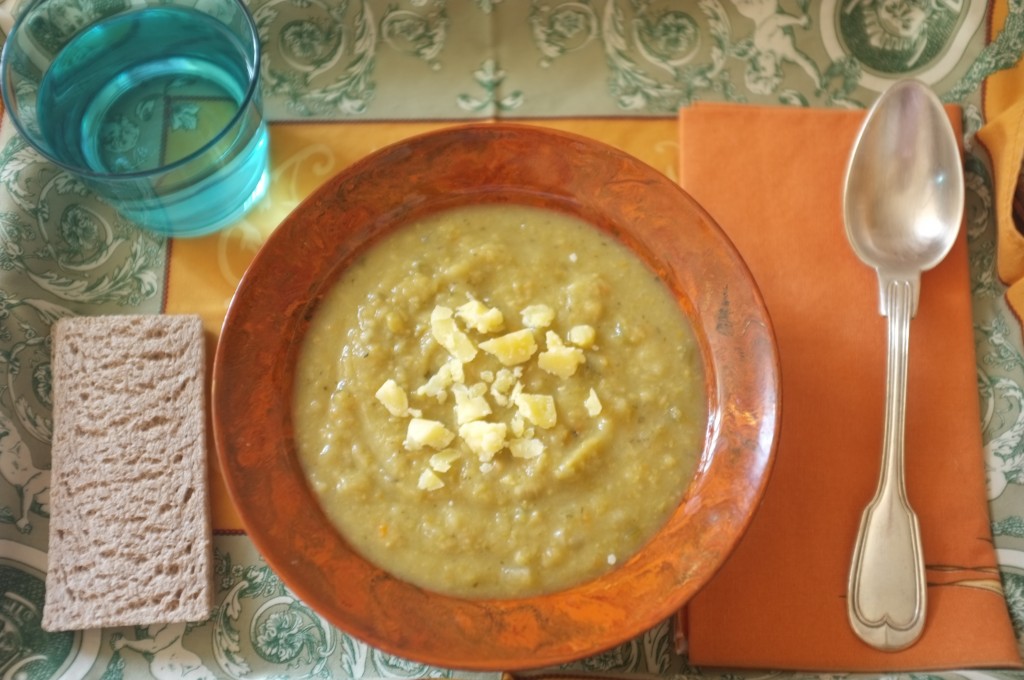 LA soupe d'Amy's Kitche au pois cassé, ou je rajoute quelques morceaux de cheddar