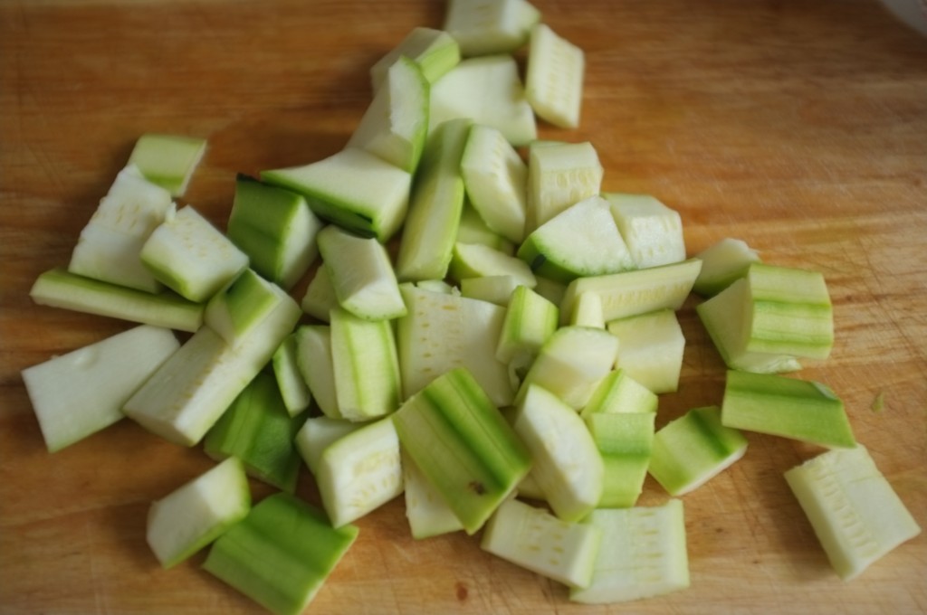 Les courgettes pelées, grossièrement épépinées et coupées en petits morceaux.